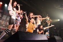 PiiiiiiiNによるライブの様子。