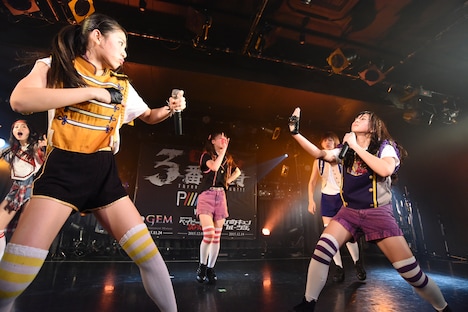 PiiiiiiiNによるライブの様子。