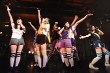 PiiiiiiiNによるライブの様子。