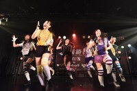 PiiiiiiiNによるライブの様子。