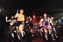 PiiiiiiiNによるライブの様子。