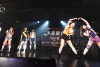 PiiiiiiiNによるライブの様子。