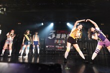 PiiiiiiiNによるライブの様子。