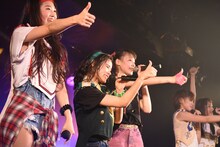 PiiiiiiiNによるライブの様子。