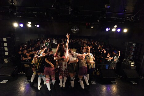 ファンと一緒に円陣を組むPiiiiiiiN。