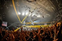 「[Alexandros] TOUR 2015“ご馳走にありつかせて頂きます”」幕張メッセ国際展示場公演の様子。（Photo by Azusa Takada）