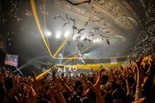 「[Alexandros] TOUR 2015“ご馳走にありつかせて頂きます”」幕張メッセ国際展示場公演の様子。（Photo by Azusa Takada）