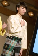 マレーシアの「感謝」のポーズを決めるタカシ。