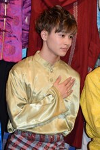 マレーシアの「感謝」のポーズを決めるタクヤ。