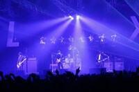 「[Alexandros] TOUR 2015“ご馳走にありつかせて頂きます”」幕張メッセ国際展示場公演の様子。（Photo by Tetsuya Yamakawa）
