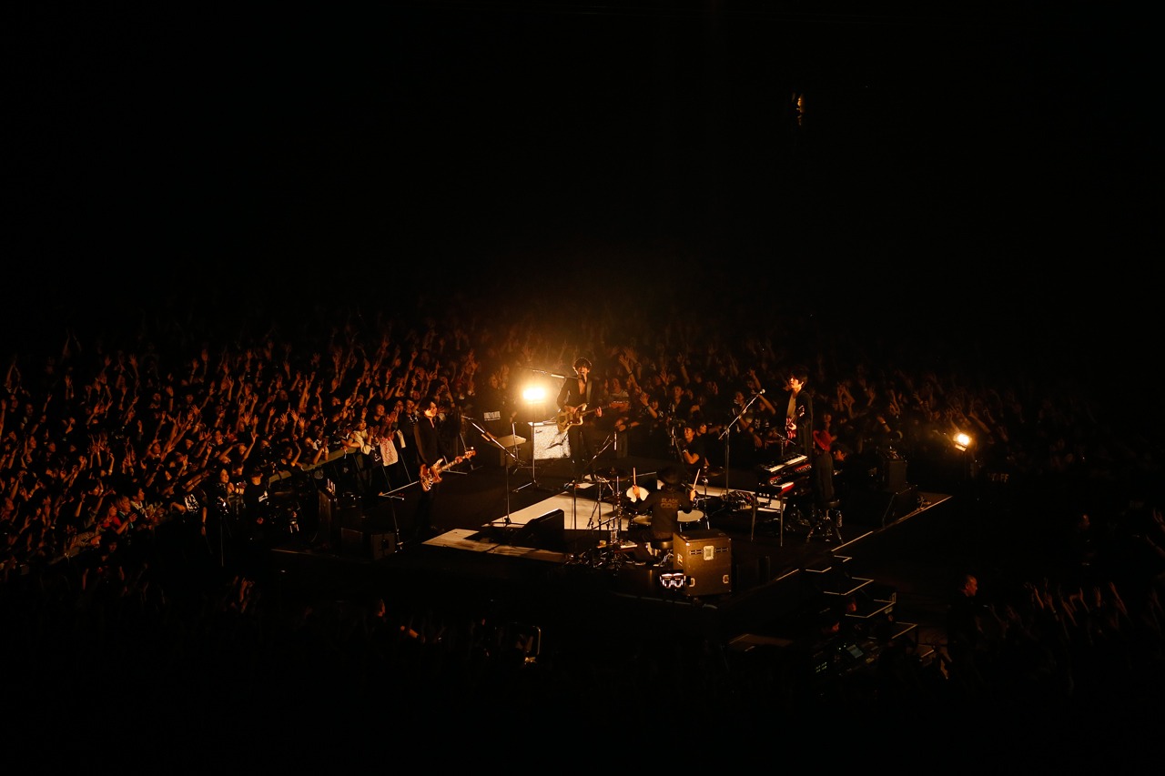「[Alexandros] TOUR 2015“ご馳走にありつかせて頂きます”」幕張メッセ国際展示場公演の様子。（Photo by Tetsuya Yamakawa）