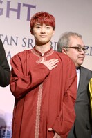 舞台上で「感謝」のポーズをするユーキ。