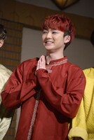 「感謝」のポーズを絶やさないユーキ。