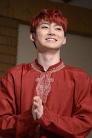 「感謝」のポーズを絶やさないユーキ。