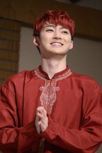 「感謝」のポーズを絶やさないユーキ。