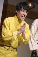 感謝を伝えるユースケ。