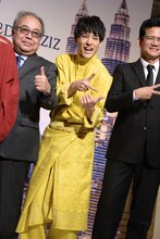 イズランマレーシア大使（左）と同じポーズで盛り上がるユースケ。
