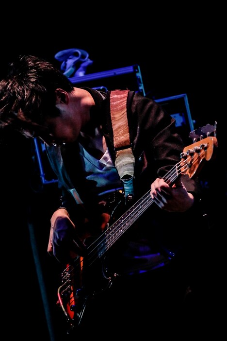 露崎義邦(B) (撮影:鳥居洋介)