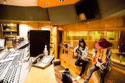 セッションをするmiwa(左)とオリアンティ(右)。(写真提供:Sony Music Records)