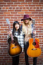 左からmiwa、オリアンティ。（写真提供：Sony Music Records）