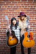 左からmiwa、オリアンティ。(写真提供:Sony Music Records)