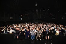 神田莉緒香「KANDAFUL WORLD vol.6 いつだってベスト！」での集合写真。（写真提供：STROBE MUSIC）