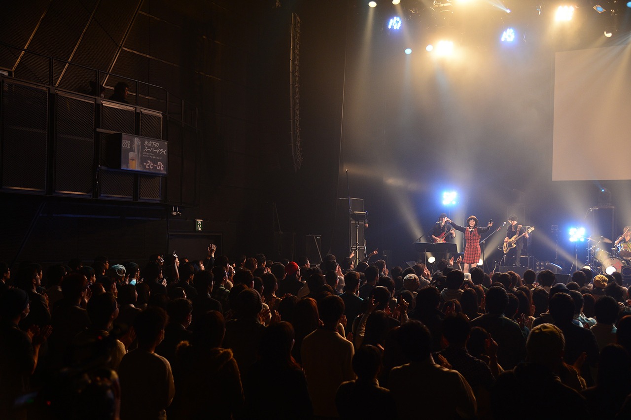 神田莉緒香「KANDAFUL WORLD vol.6 いつだってベスト！」赤坂BLITZ公演の様子。（写真提供：STROBE MUSIC）