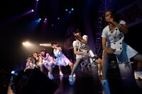 「LiVE GiRLPOP Vol.5 ～Emotion～」でのこぶしファクトリーによるライブの様子。（写真提供：「GiRLPOP」編集部）