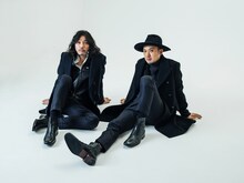 「VOGUE JAPAN」2016年2月号誌面より。左から斉藤和義、浜崎貴司。