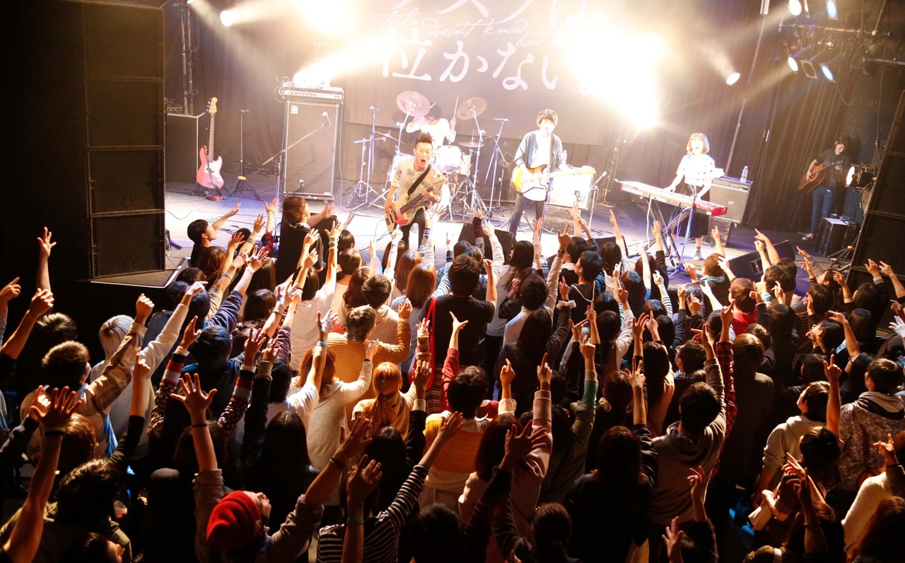 12月22日に鹿児島・CAPARVO HALLで行われたテスラは泣かない。のワンマンライブの様子。（Photo by  Kamada Miki）