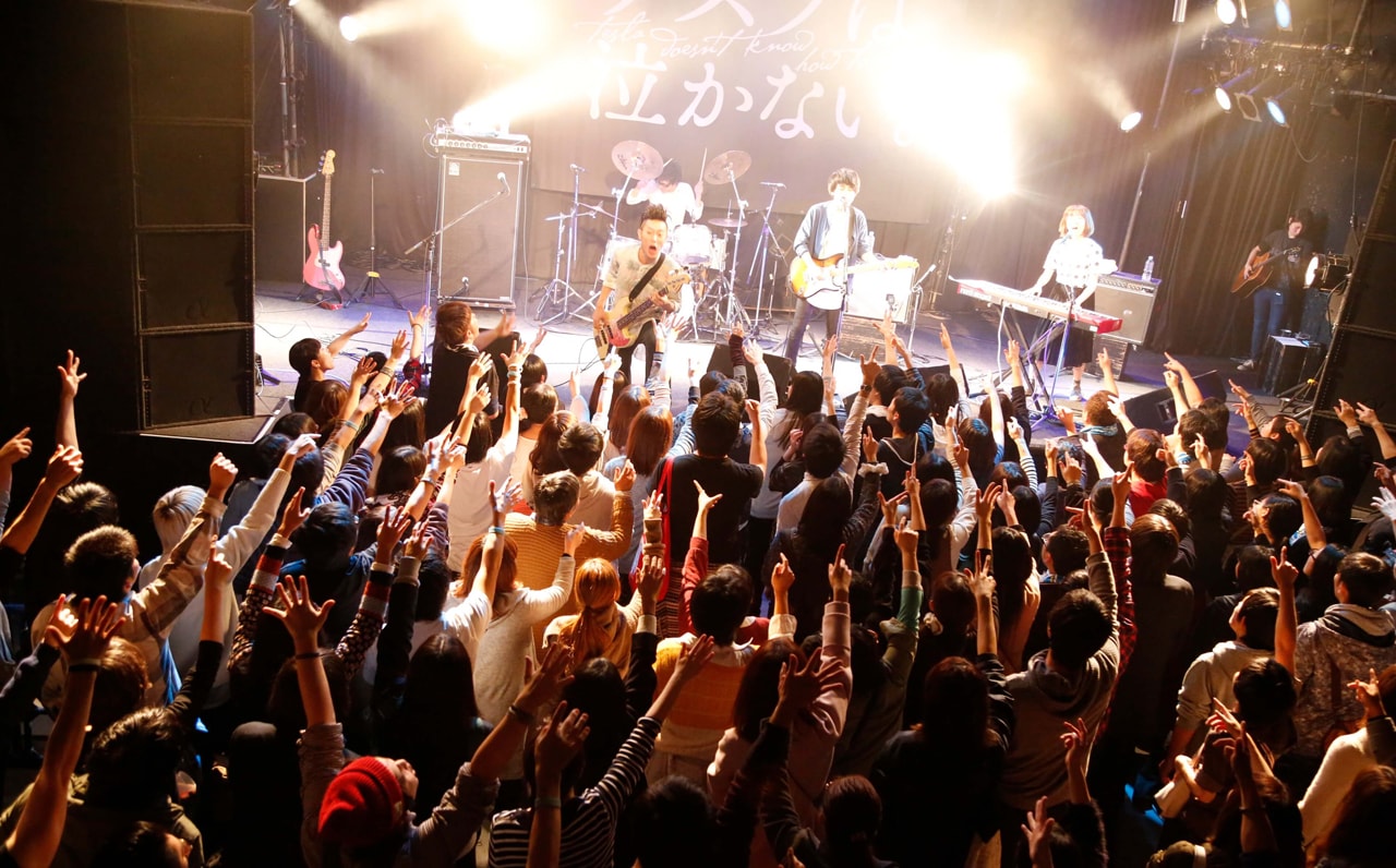 12月22日に鹿児島・CAPARVO HALLで行われたテスラは泣かない。のワンマンライブの様子。（Photo by  Kamada Miki）