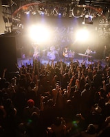 12月22日に鹿児島・CAPARVO HALLで行われたテスラは泣かない。のワンマンライブの様子。（Photo by  Kamada Miki）