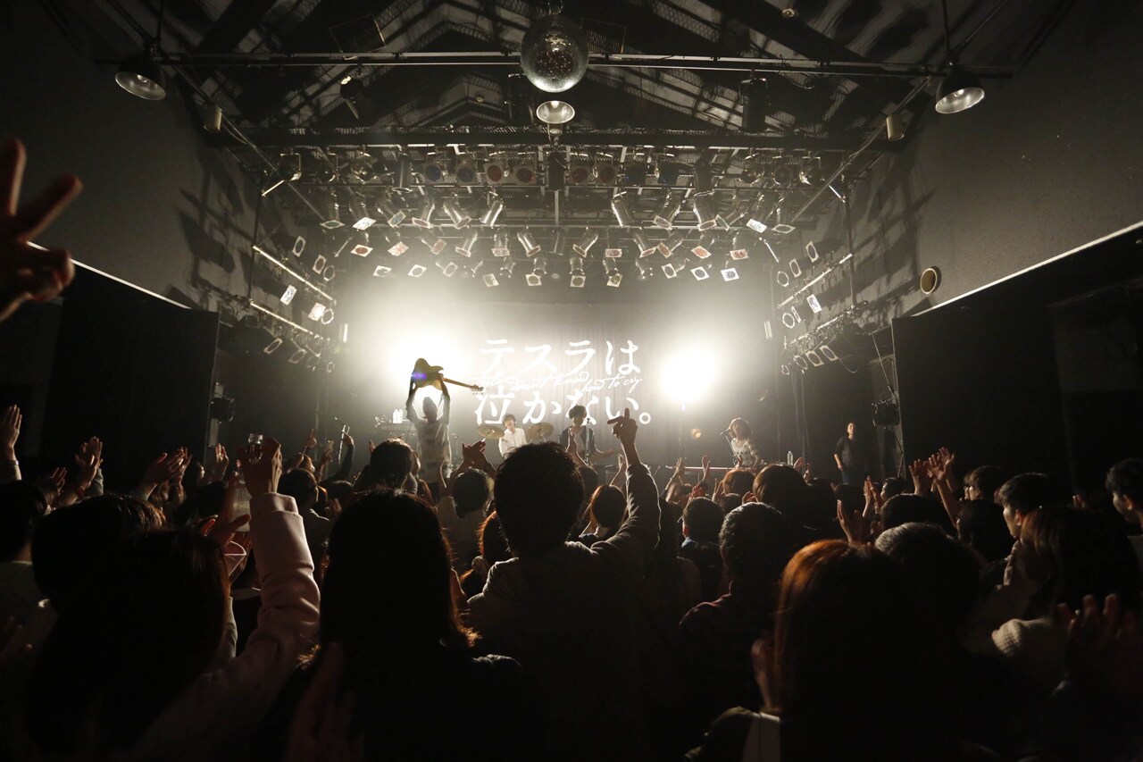 12月22日に鹿児島・CAPARVO HALLで行われたテスラは泣かない。のワンマンライブの様子。（Photo by  Kamada Miki）