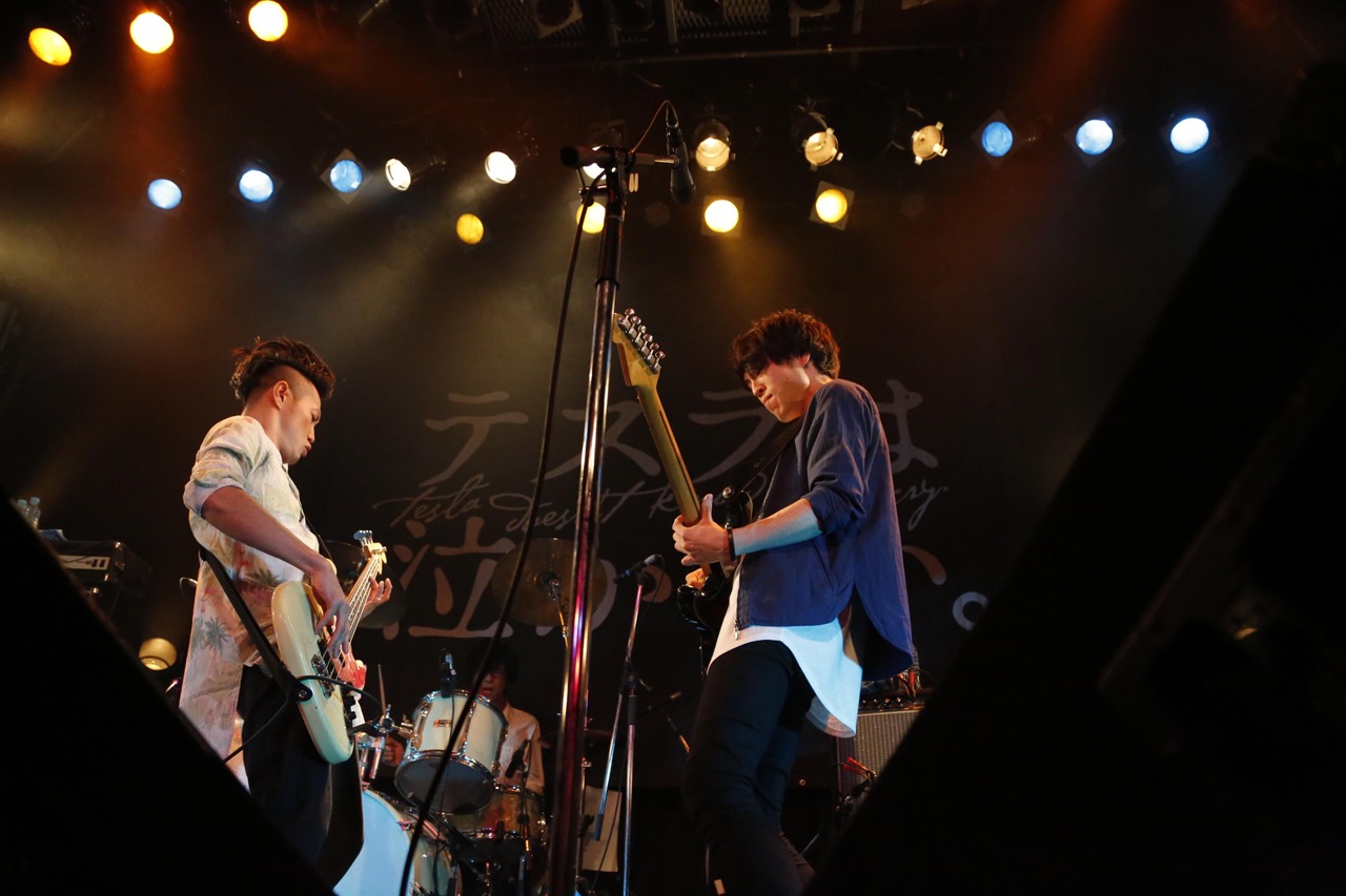 12月22日に鹿児島・CAPARVO HALLで行われたテスラは泣かない。のワンマンライブの様子。（Photo by  Kamada Miki）