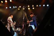12月22日に鹿児島・CAPARVO HALLで行われたテスラは泣かない。のワンマンライブの様子。(Photo by  Kamada Miki)