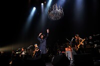 「奥田民生 生誕50周年伝説 “となりのベートーベン”」オカモトショウ（OKAMOTO'S）出演時の様子。（撮影：三浦憲治、山本倫子）