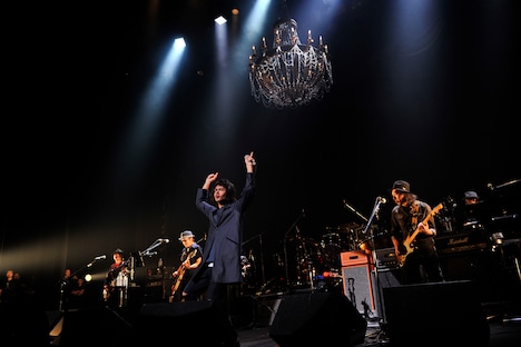 「奥田民生 生誕50周年伝説 “となりのベートーベン”」オカモトショウ(OKAMOTO'S)出演時の様子。(撮影:三浦憲治、山本倫子)