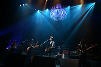 「奥田民生 生誕50周年伝説 “となりのベートーベン”」岸田繁（くるり）出演時の様子。（撮影：三浦憲治、山本倫子）