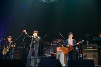 「奥田民生 生誕50周年伝説 “となりのベートーベン”」真心ブラザーズ出演時の様子。（撮影：三浦憲治、山本倫子）