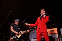 左から奥田民生、トータス松本（ウルフルズ）。（撮影：三浦憲治、山本倫子）