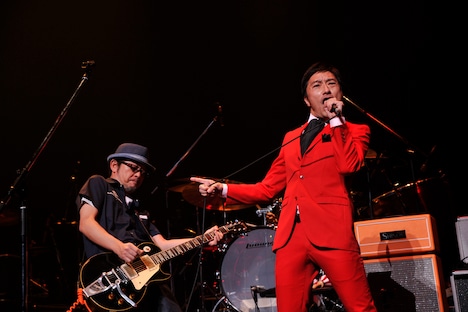 左から奥田民生、トータス松本(ウルフルズ)。(撮影:三浦憲治、山本倫子)