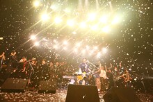 「奥田民生 生誕50周年伝説 “となりのベートーベン”」の様子。（撮影：三浦憲治、山本倫子）