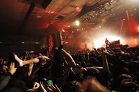 10-FEETのライブの様子。（Photo by JON...）