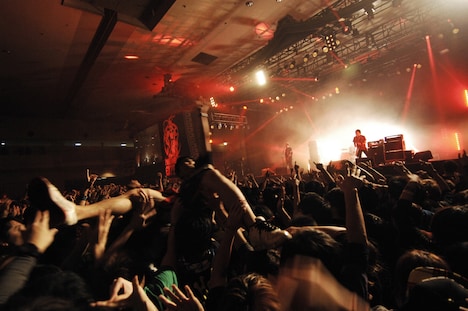10-FEETのライブの様子。（Photo by JON...）