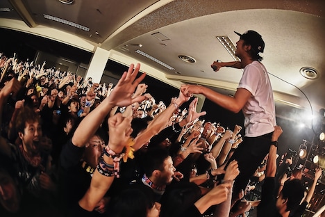 NUBOのライブの様子。（Photo by OOMO）
