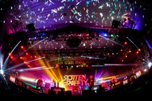 ROTTENGRAFFTYのライブの様子。（Photo by HayachiN）