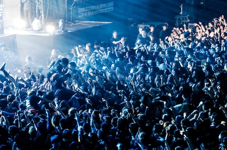 ROTTENGRAFFTYのライブの様子（Photo by JON...）