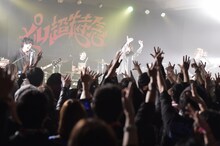 SUPER BEAVERのライブの様子。（Photo by OOMO）