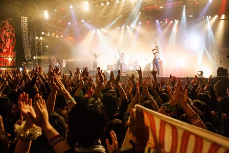 THE BAWDIESのライブの様子。（Photo by JON...）