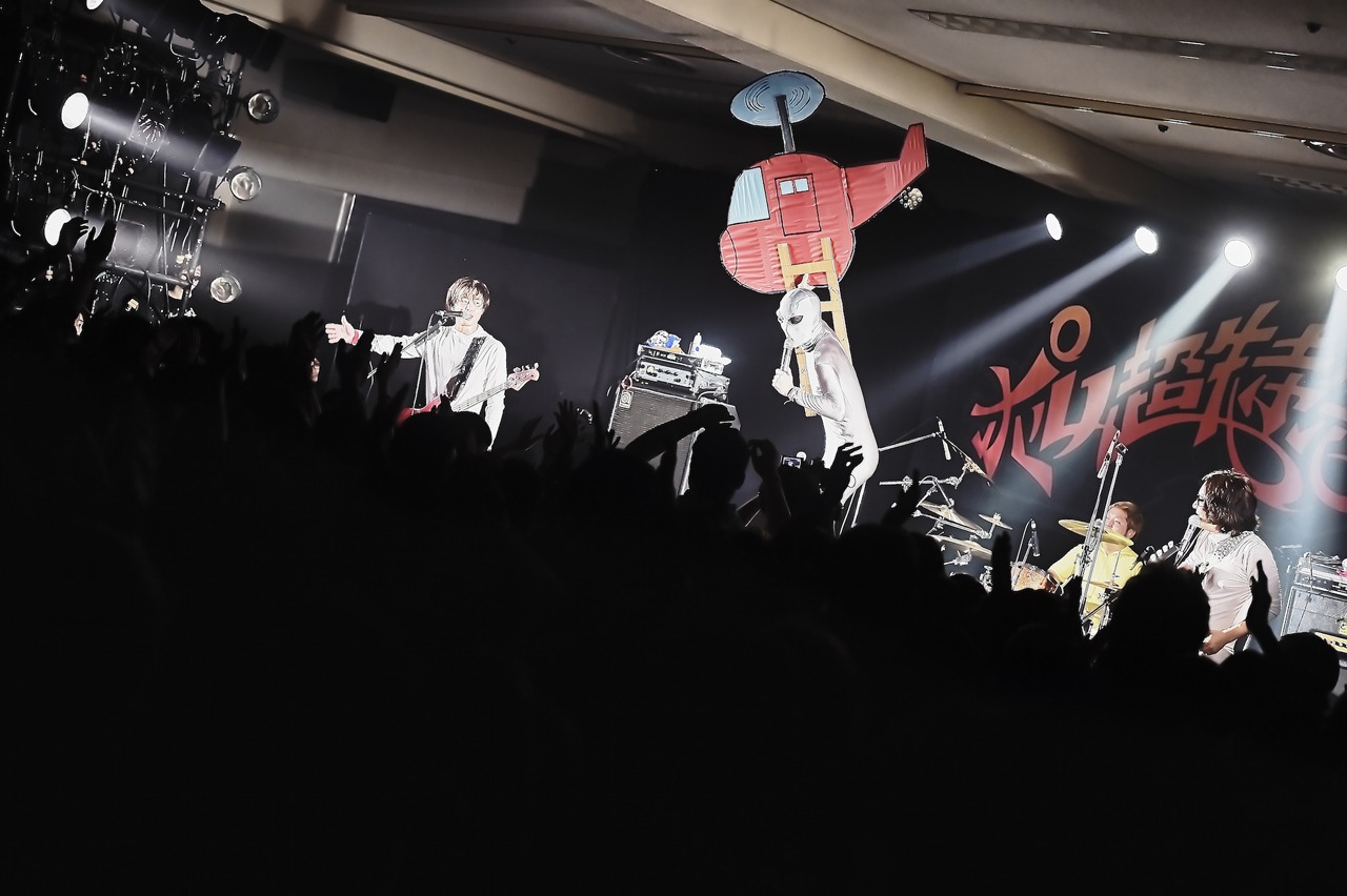 四星球のライブの様子。（Photo by OOMO）